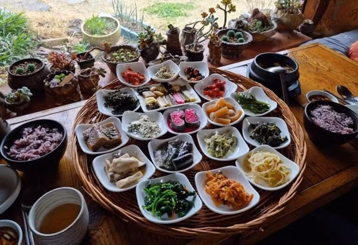 Đây được xem là một bữa trưa bình thường ở Daejeon, Hàn Quốc với hơn 20 chiếc bát lớn nhỏ khác nhau.
