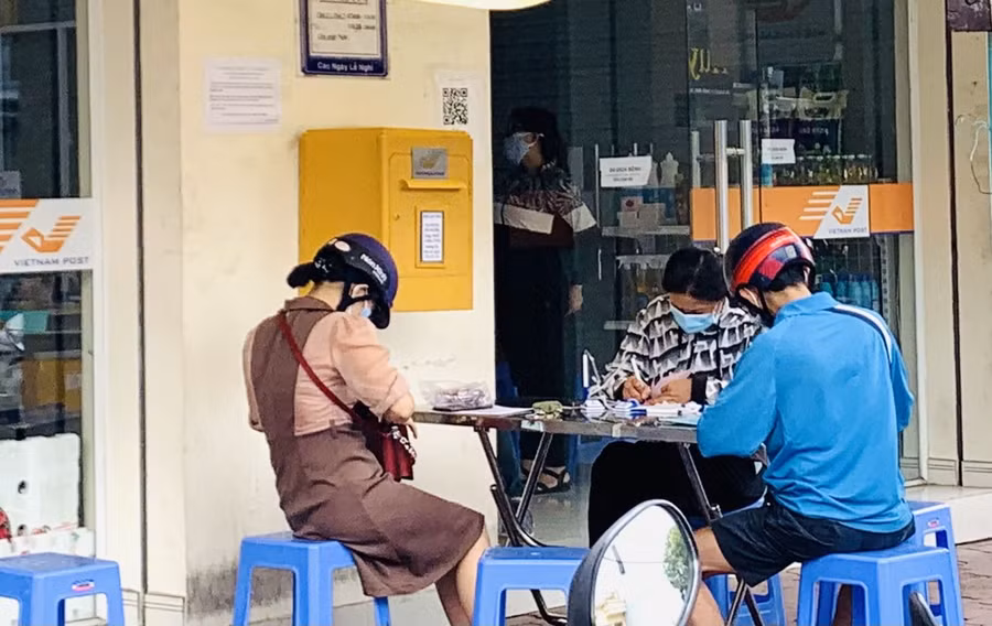 Người dân làm hồ sơ hưởng các trợ cấp chính sách xã hội khi bị thất nghiệp do dịch bệnh.