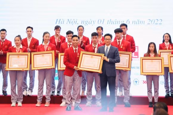 Khánh Thi tự hào thông báo Phan Hiển vinh dự nhận Huân chương lao động hạng Ba ảnh 1