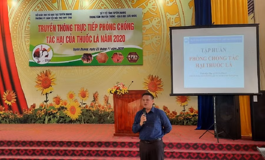 Đồng chí Vũ Chí Thành, Giám đốc Trung tâm trình bày tại chương trình tuyên truyền