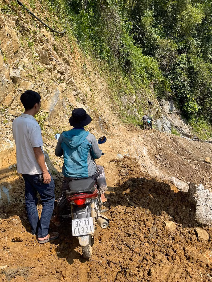 Khảo sát đoạn đường vào điểm trường Lấp Loa để lên phương án vận chuyển vật liệu xây dựng. Ảnh: NTCC Khảo sát đoạn đường vào điểm trường Lấp Loa để lên phương án vận chuyển vật liệu xây dựng. Ảnh: NTCC