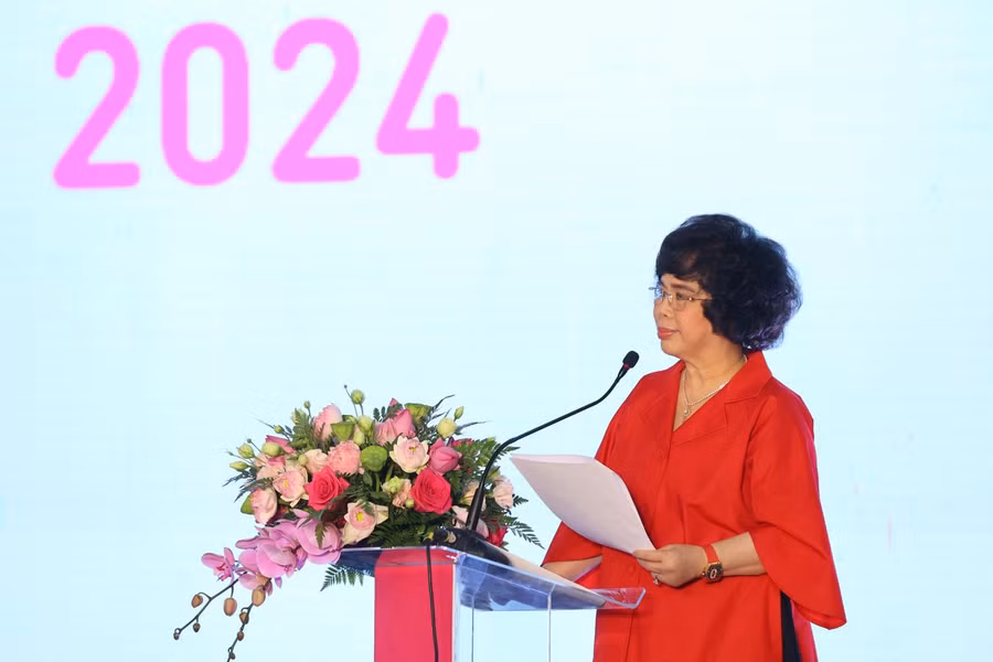 Anh hùng lao động Thái Hương - nhà sáng lập hệ thống trường TH School phát biểu tại buổi lễ.