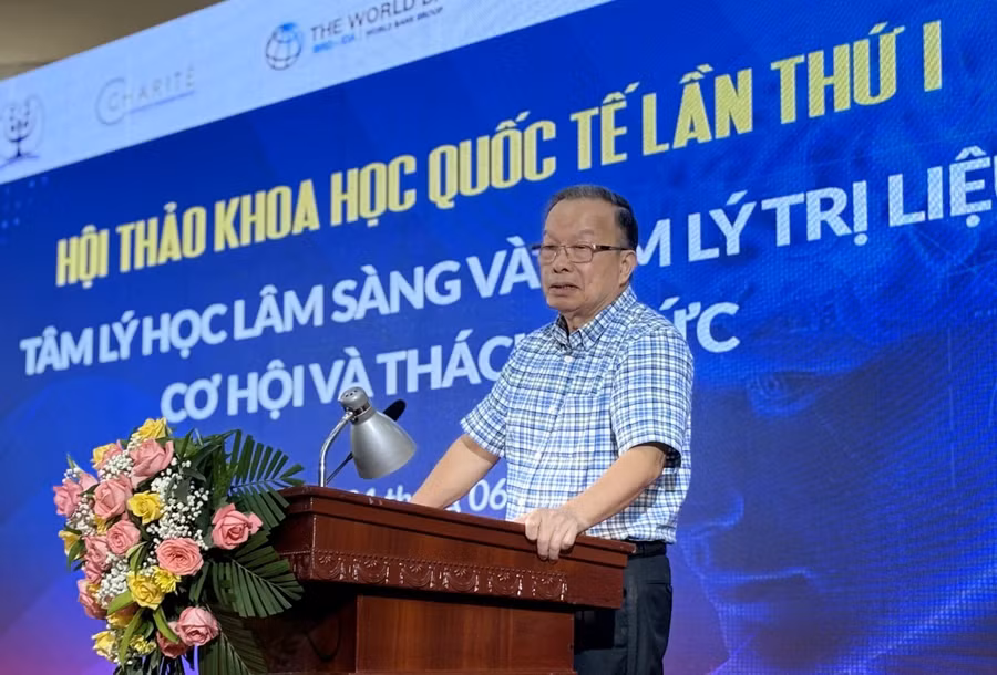 PGS.TS Võ Văn Bản, Chủ tịch Hội tâm lý trị liệu Việt Nam, phát biểu tại hội thảo. PGS.TS Võ Văn Bản, Chủ tịch Hội tâm lý trị liệu Việt Nam, phát biểu tại hội thảo.