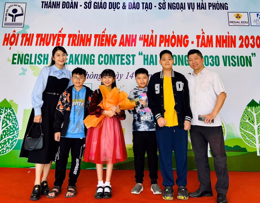 Quỳnh Chi (váy đỏ) trong Hội thi thuyết trình bằng Tiếng Anh.