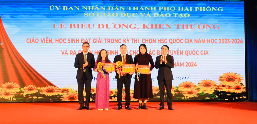 Lãnh đạo thành phố Hải Phòng biểu dương 3 Trường có học sinh đạt giải trong Kì thi chọn HSG quốc gia. Lãnh đạo thành phố Hải Phòng biểu dương 3 Trường có học sinh đạt giải trong Kì thi chọn HSG quốc gia.