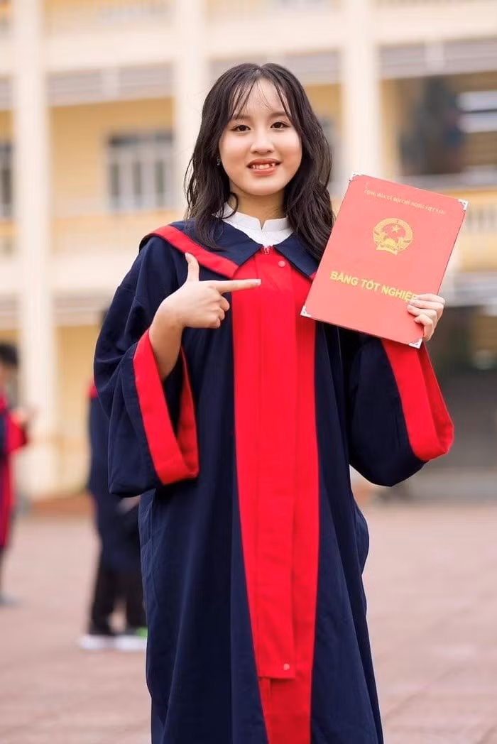Khánh Chi là học sinh giỏi toàn diện nhưng rất khiêm tốn.
