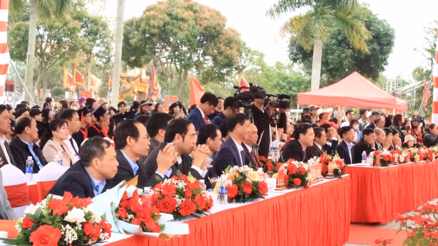 Đông đảo cán bộ, lãnh đạo, giáo viên và học sinh huyện Vĩnh Bảo tham dự sự kiện.