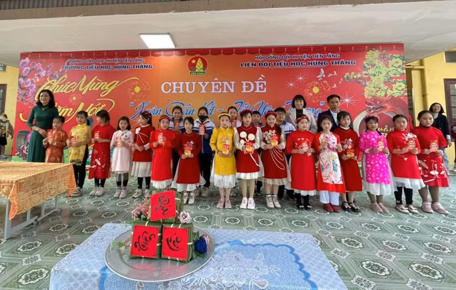 Cô trò Trường Tiểu học Hùng Thắng tham gia chuyên đề.