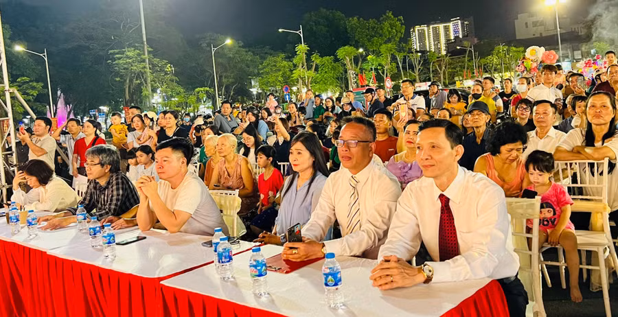 Đại diện đơn vị tổ chức, các đại biểu và người dân tham gia sự kiện tối ngày 9/5.