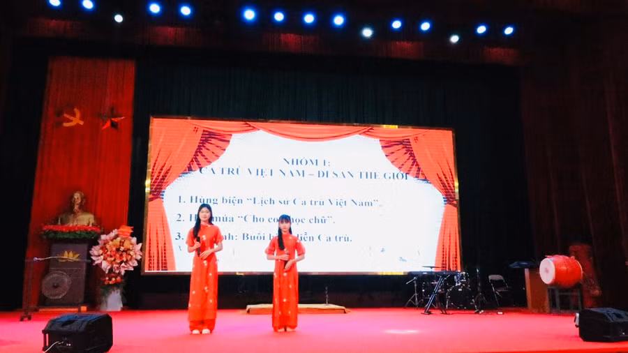 Đại diện nhóm học sinh trình bày những hiểu biết về Ca trù. Đại diện nhóm học sinh trình bày những hiểu biết về Ca trù.