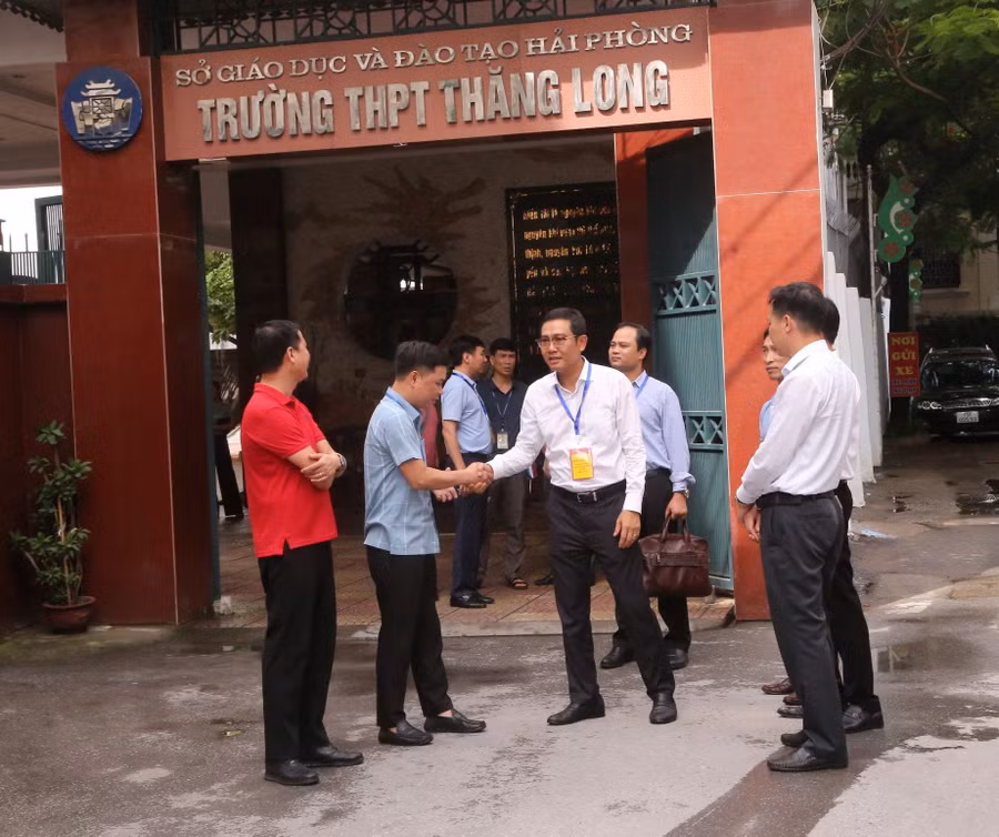 Ông Bùi Văn Kiệm- Giám đốc Sở GD&amp;ĐT Hải Phòng động viên cán bộ, giáo viên tại các trường đặt Điểm thi.