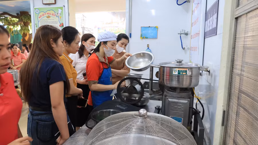 Quy trình chế biến món ăn cho trẻ tại nhà bếp Trường Mầm non An Đồng 2.