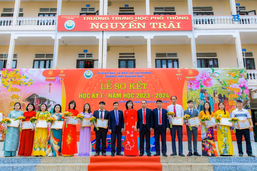 Trường THPT Nguyễn Trãi là tập thể vững mạnh với đội ngũ cán bộ, giáo viên tâm huyết.