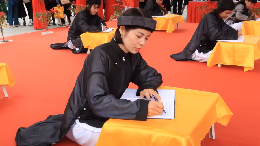Giáo viên tiêu biểu tại các trường học nắn nót nét chữ khai Xuân.