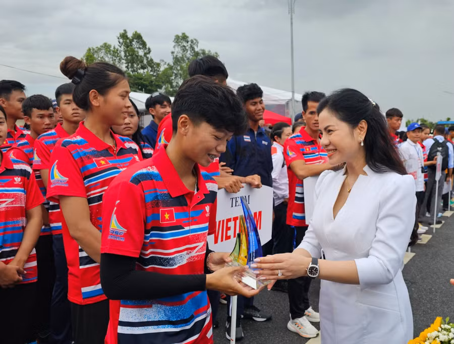 Bà Trần Thị Hoàng Mai, Giám đốc Sở Văn hoá &amp; Thể thao thành phố tặng Kỉ niệm chương chúc mừng các vận động viên.
