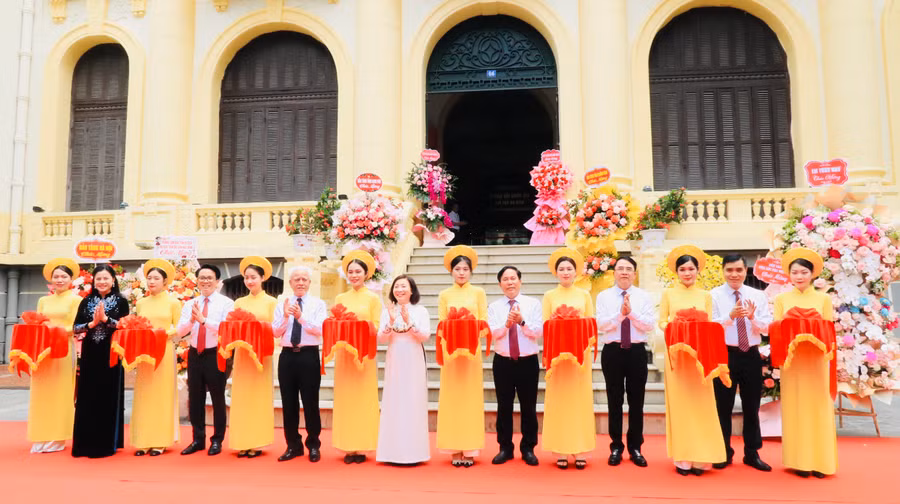 Lãnh đạo thành phố và đại diện lãnh đạo Sở, ngành cắt băng Khai mạc sự kiện trưng bày “Bảo vật quốc gia – Sưu tập An Biên”. Lãnh đạo thành phố và đại diện lãnh đạo Sở, ngành cắt băng Khai mạc sự kiện trưng bày “Bảo vật quốc gia – Sưu tập An Biên”.