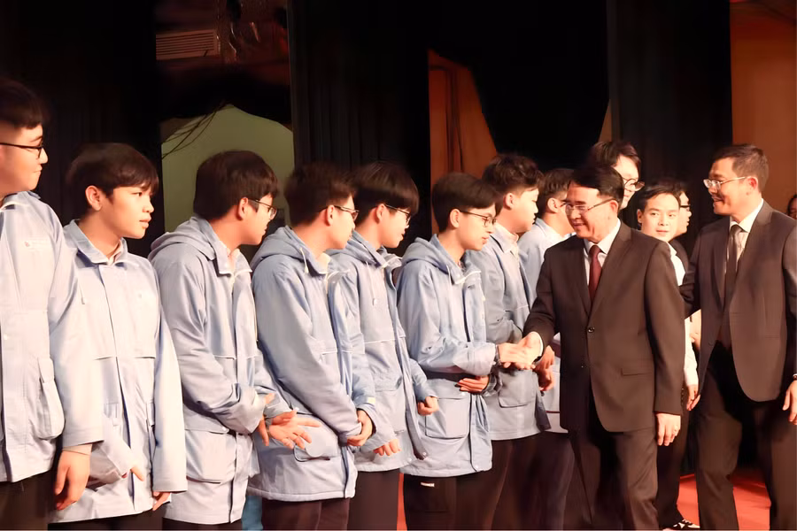 Lãnh đạo TP Hải Phòng chúc mừng và động viên các đội tuyển trước Kì thi. Lãnh đạo TP Hải Phòng chúc mừng và động viên các đội tuyển trước Kì thi.