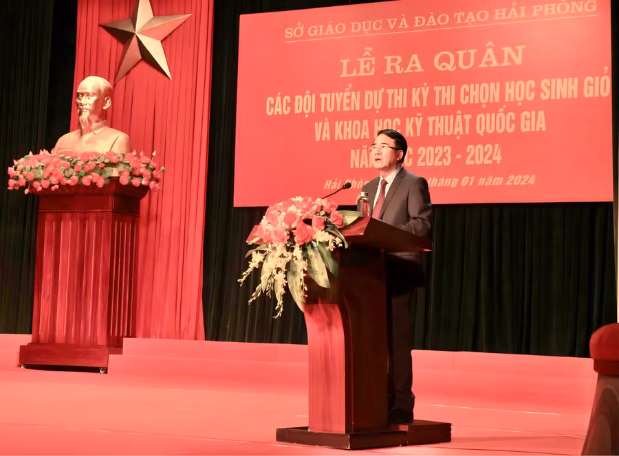 Ông Lê Khắc Nam- Phó Chủ tịch UBND TP Hải Phòng ghi nhận những thành tích của Ngành Giáo dục Hải Phòng trong năm học vừa qua. Ông Lê Khắc Nam- Phó Chủ tịch UBND TP Hải Phòng ghi nhận những thành tích của Ngành Giáo dục Hải Phòng trong năm học vừa qua.