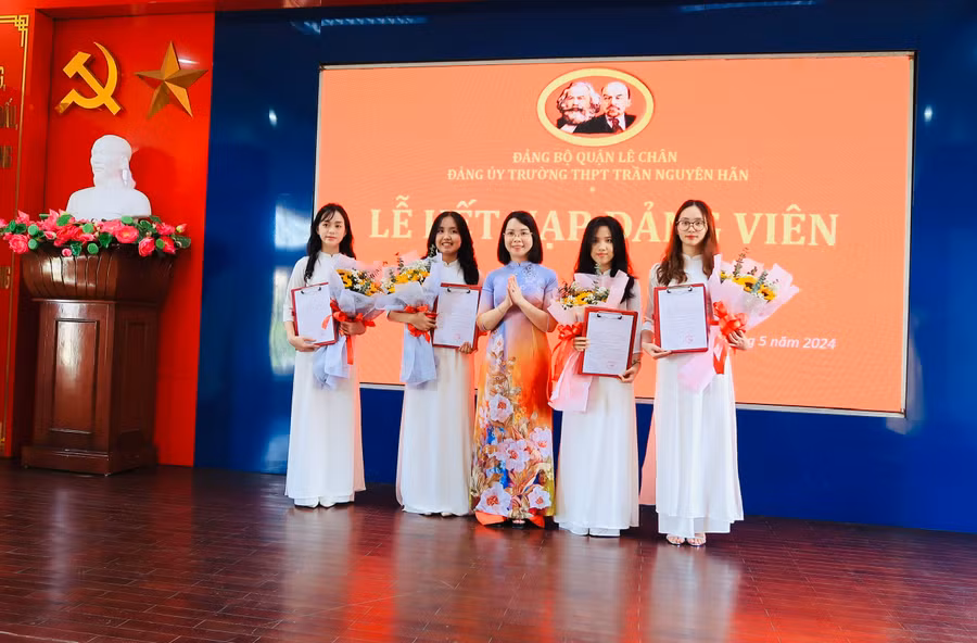 4 Đảng viên mới nhận quyết định kết nạp.