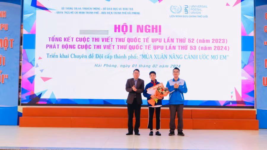 Lãnh đạo Sở Thông tin và Truyền thông, Thành đoàn Hải Phòng trao tặng quà cho học sinh. Lãnh đạo Sở Thông tin và Truyền thông, Thành đoàn Hải Phòng trao tặng quà cho học sinh.