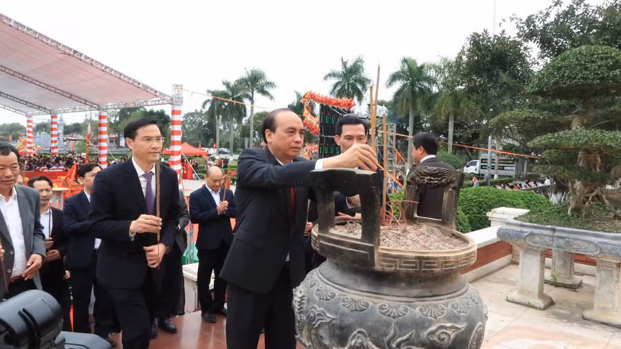 Lãnh đạo Sở GD&amp;ĐT, UBND huyện Vĩnh Bảo dâng hương trước Tượng đài Trạng trình Nguyễn Bỉnh Khiêm.