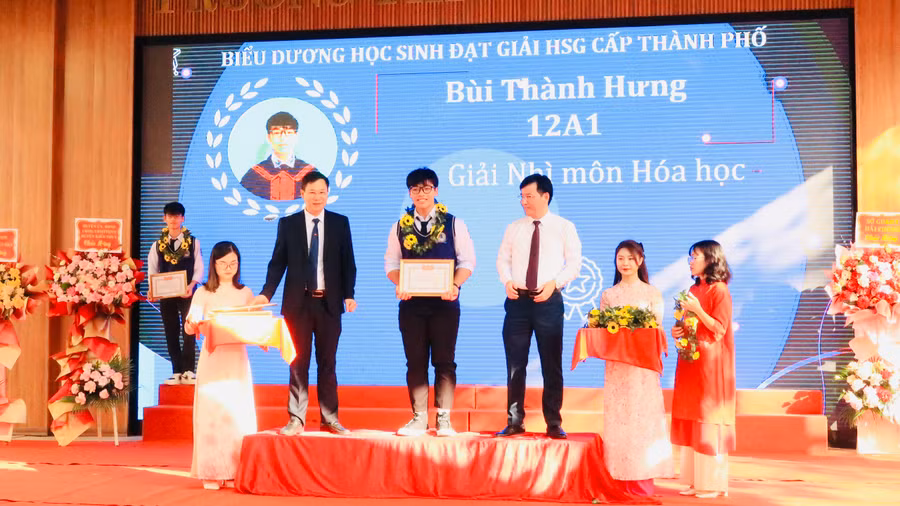 Học sinh đạt thành tích cao được biểu dương, khen thưởng.