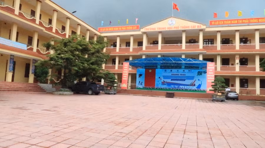 Là trường huyện đảo nhưng THPT Cát Bà có sơ sở vật chất khang trang, sạch đẹp.