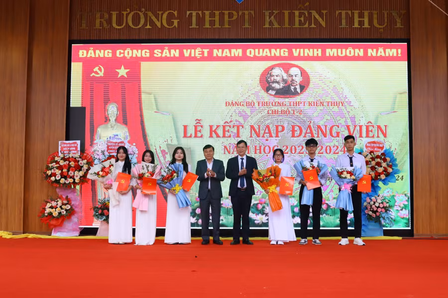 6 học sinh ưu tú được kết nạp Đảng.