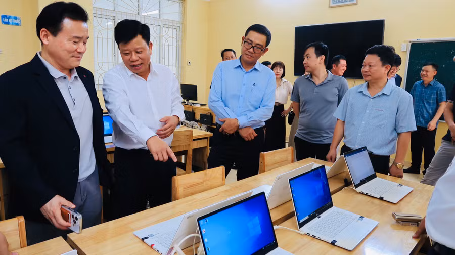 Phòng máy tính Trường THPT Lê Quý Đôn vừa được trang bị 60 máy tính xách tay từ Tập đoàn LG.