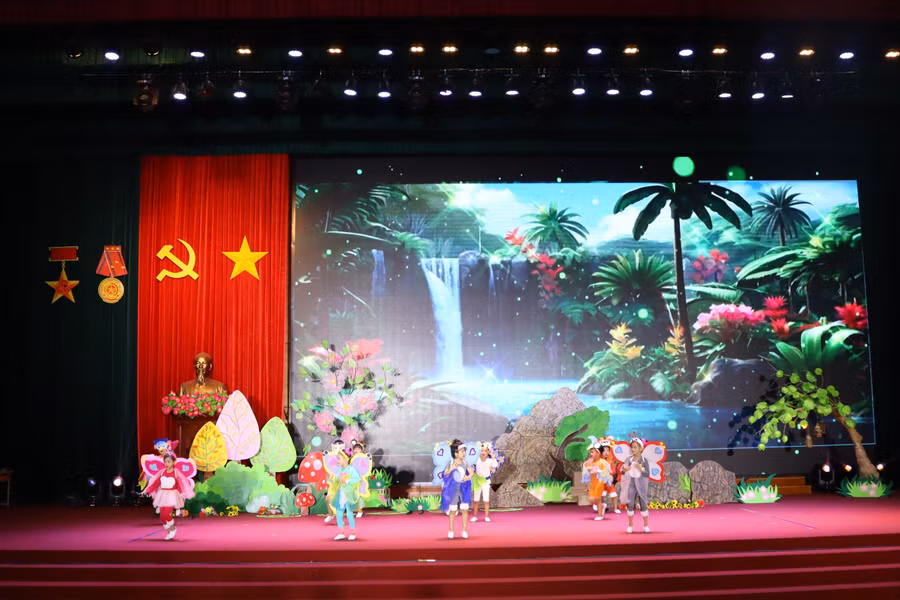 Trẻ thể hiện tài năng dưới hình thức sân khấu hoá. Trẻ thể hiện tài năng dưới hình thức sân khấu hoá.