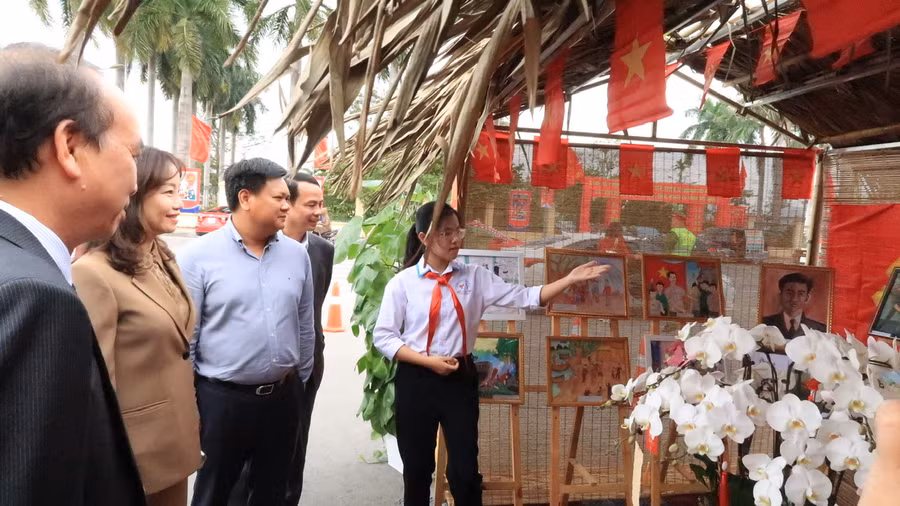 Lãnh đạo Sở GD&amp;ĐT TP, lãnh đạo huyện An Dương tham quan các trưng bày, triển lãm.