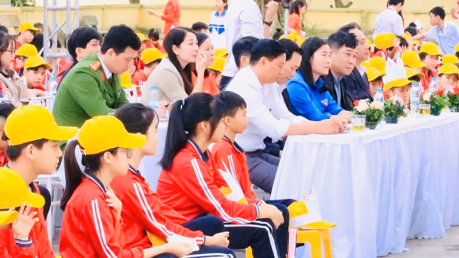 Thầy cô và học sinh tham gia chương trình. Thầy cô và học sinh tham gia chương trình.