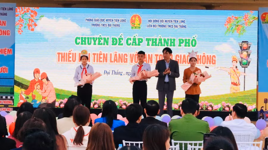 Lãnh đạo nhà trường tặng quà các đội chơi. Lãnh đạo nhà trường tặng quà các đội chơi.