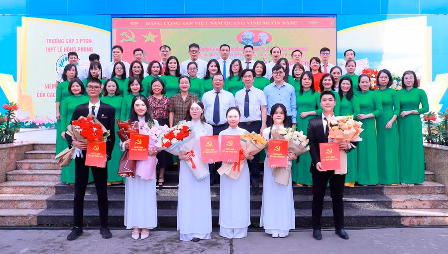 Đảng bộ Trường THPT Lê Hồng Phong tổ chức kết nạp Đảng cho 6 học sinh ưu tú xuất sắc. Đảng bộ Trường THPT Lê Hồng Phong tổ chức kết nạp Đảng cho 6 học sinh ưu tú xuất sắc.