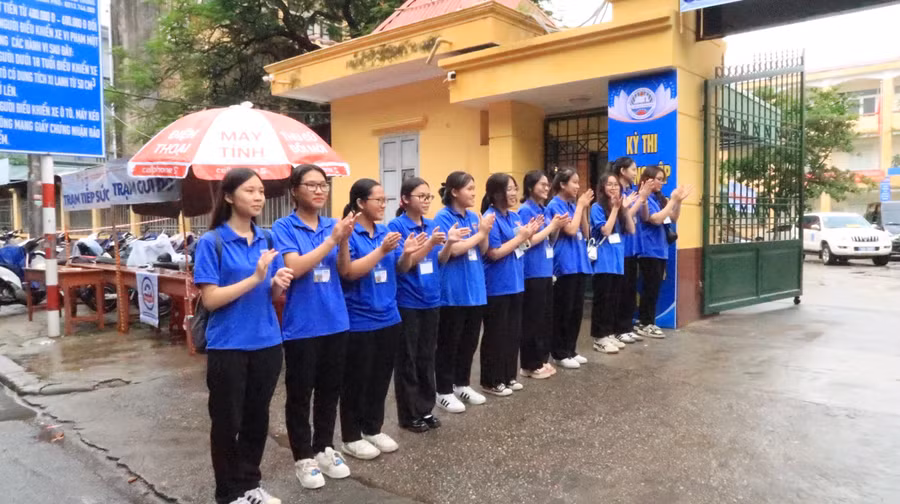 "Lê Hồng Phong xin chào" là khẩu hiệu các tình nguyện viên đón chào và tạm biệt các thí sinh.