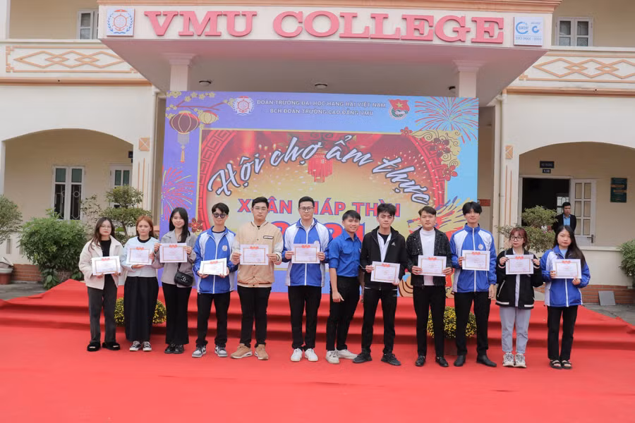 Đoàn viên có thành tích xuất sắc được khen thưởng.