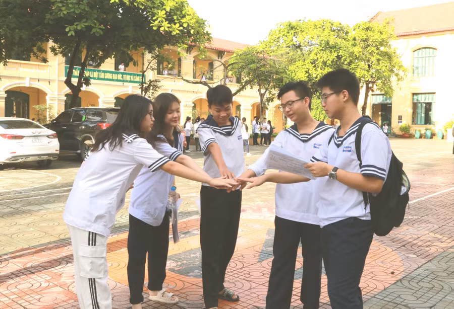 Thí sinh tại điểm thi Trường THPT Ngô Quyền thể hiện quyết tâm trước giờ làm bài thi.