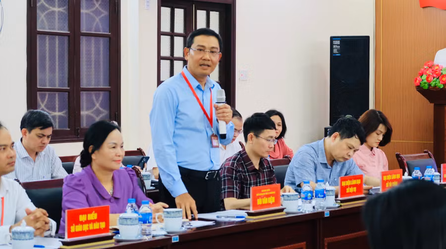 Ông Bùi Văn Kiệm, Giám đốc Sở GD&amp;ĐT thành phố báo cáo tổ công tác các nội dung làm việc.