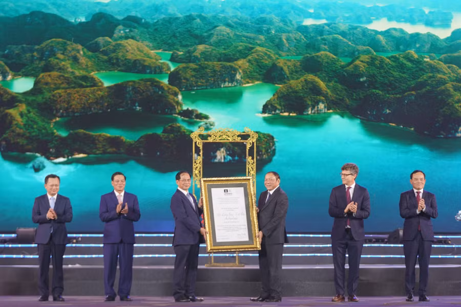 Hải Phòng- Quảng Ninh tự hào đón nhận danh hiệu Di sản thiên nhiên thế giới Vịnh Hạ Long – Quần đảo Cát Bà. Hải Phòng- Quảng Ninh tự hào đón nhận danh hiệu Di sản thiên nhiên thế giới Vịnh Hạ Long – Quần đảo Cát Bà.