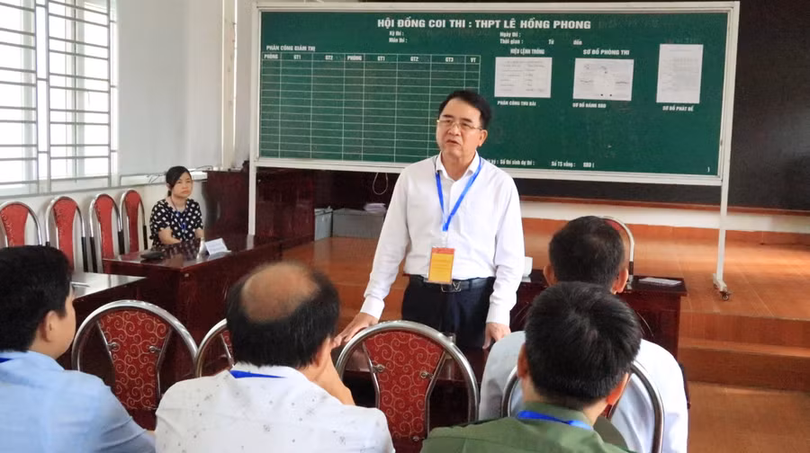 Phó Chủ tịch Lê Khắc Nam phát biểu chỉ đạo công tác thi tại Điểm thi Trường THPT Lê Hồng Phong.