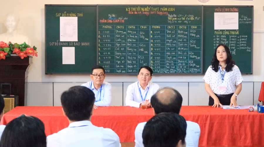 Điểm trưởng Điểm thi Trường THPT Thăng Long báo cáo Đoàn kiểm tra về tình hình coi thi.