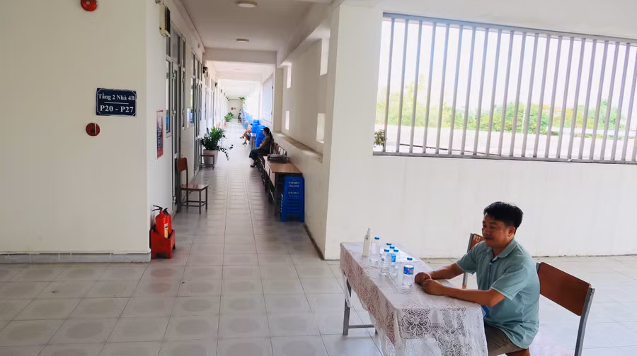 Quang cảnh hành lang khu vực thi. Quang cảnh hành lang khu vực thi.