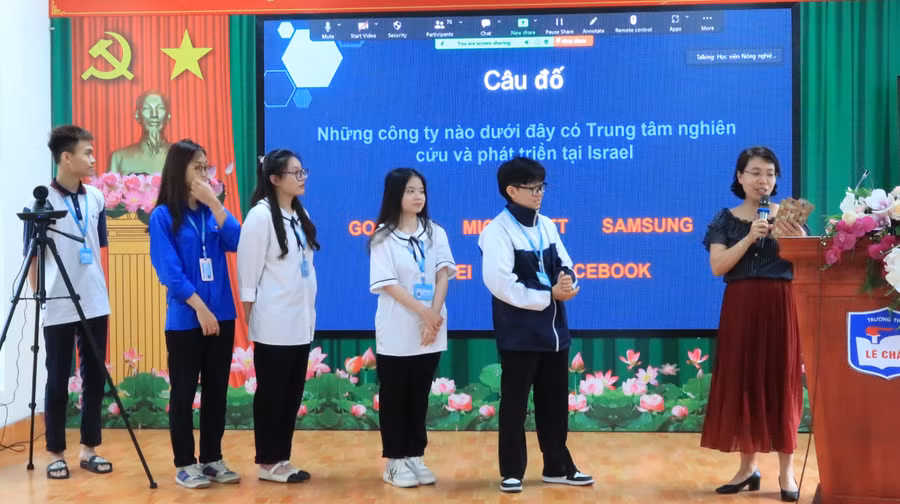 Học sinh giao lưu cùng chuyên gia tại chương trình. Học sinh giao lưu cùng chuyên gia tại chương trình.