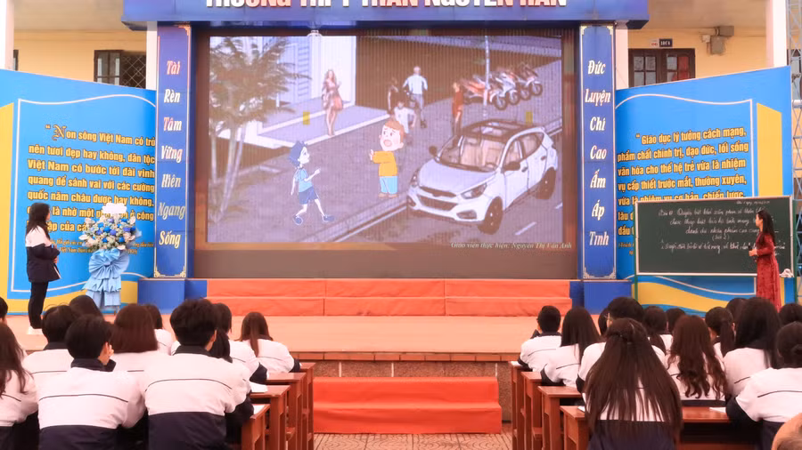 Đại diện nhóm học sinh báo cáo đề tài thực hiện.