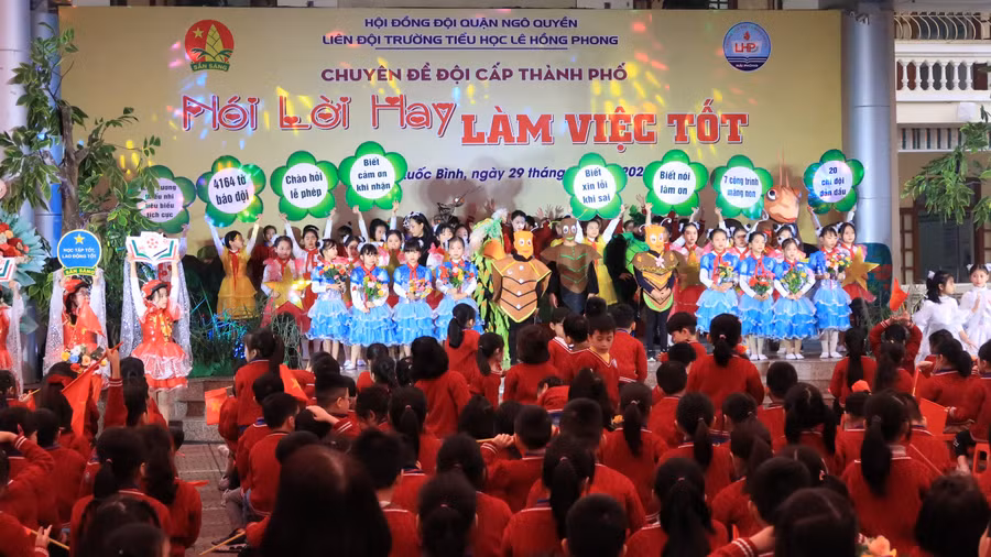Học sinh Liên đội Tiểu học Lê Hồng Phong luôn cố gắng học tập và rèn luyện. Học sinh Liên đội Tiểu học Lê Hồng Phong luôn cố gắng học tập và rèn luyện.