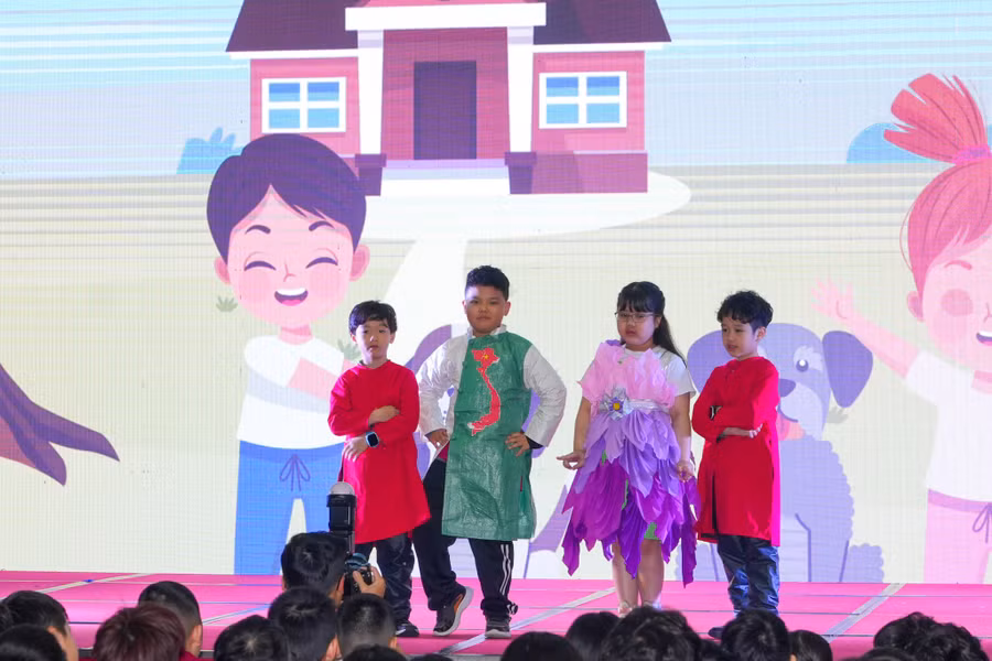 Màn biểu diễn trang phục tái chế của học sinh. Màn biểu diễn trang phục tái chế của học sinh.