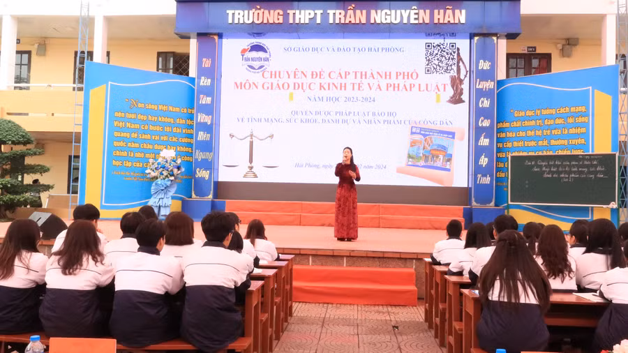 Chuyên đề chuyên môn cấp thành phố tại Trường THPT Trần Nguyên Hãn.