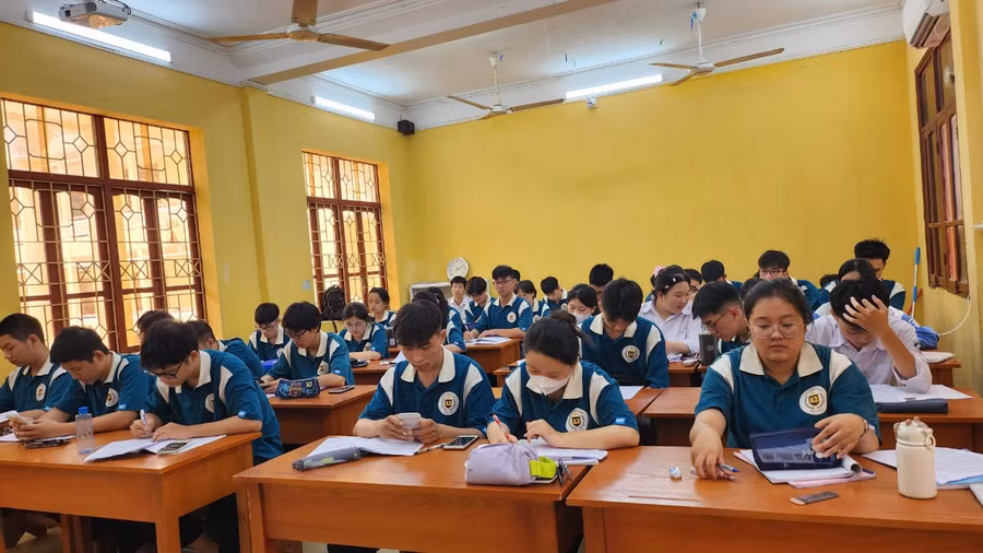 Học sinh lớp 12 năm học 2023-2024 đang bước vào giai đoạn nước rút ôn thi tốt nghiệp THPT. Học sinh lớp 12 năm học 2023-2024 đang bước vào giai đoạn nước rút ôn thi tốt nghiệp THPT.