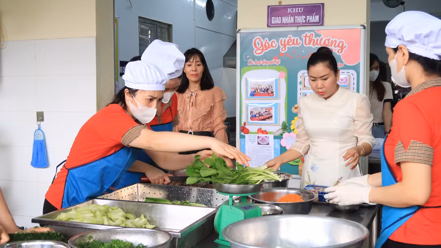 Đại biểu dự quá trình chuẩn bị bữa ăn cho trẻ tại Trường Mầm non An Đồng 2.
