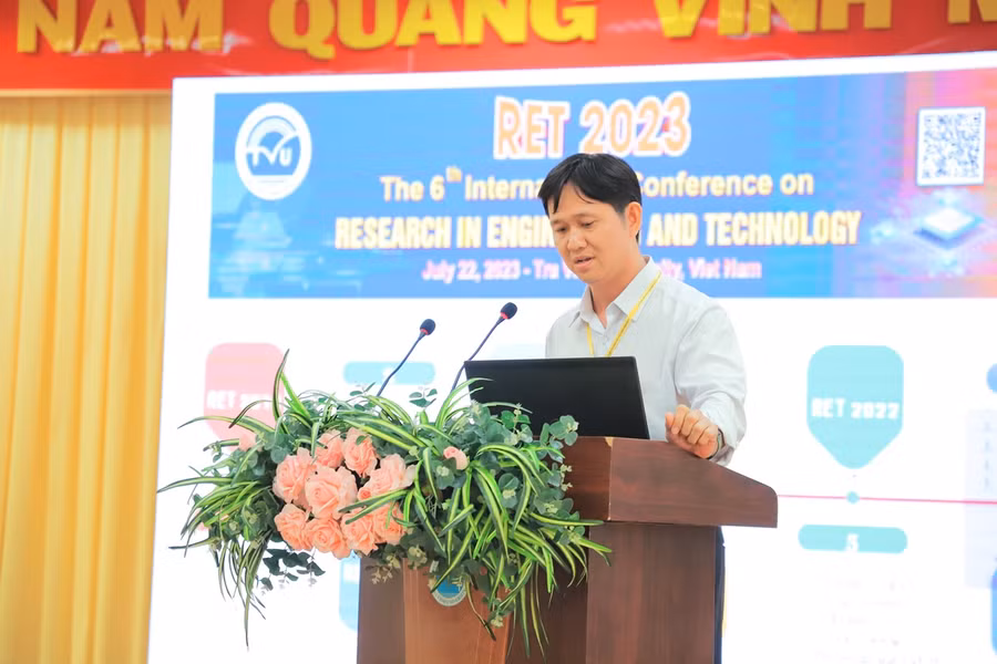 Đại biểu trình bày tham luận tại hội thảo.